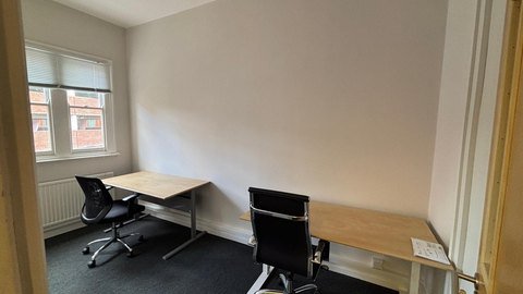 140 sq ft suite photo 4