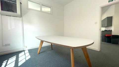 660 sq ft suite photo 7