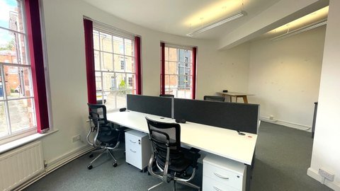 660 sq ft suite photo 5