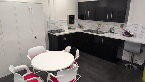 1,380 sq ft suite photo 4