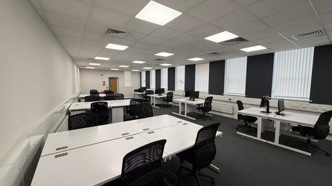 2,200 sq ft suite photo 10