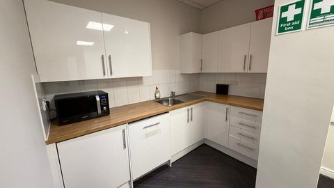2,200 sq ft suite photo 9