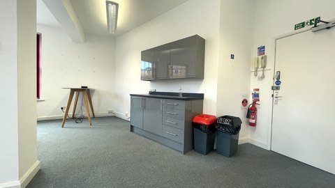 660 sq ft suite photo 6