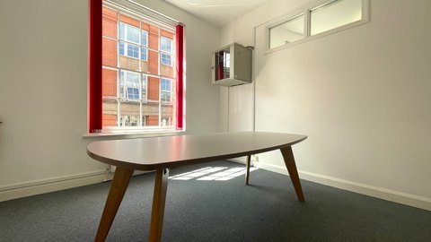 660 sq ft suite photo 8