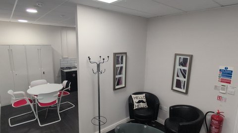 1,380 sq ft suite photo 7
