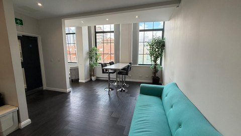 265 sq ft suite photo 7