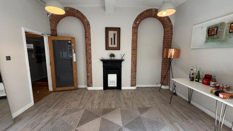 200 sq ft suite photo 3