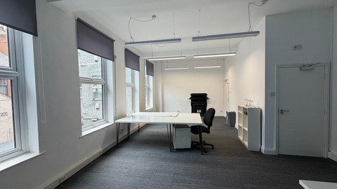 390 sq ft suite photo 3