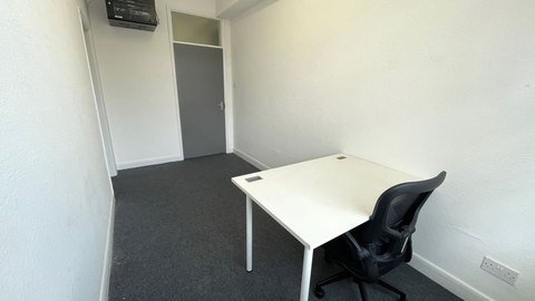 96 sq ft suite serviced office to rent at The Crescent, Leicester — photo 3