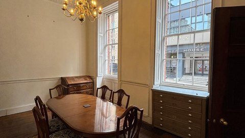 198 sq ft suite photo 6